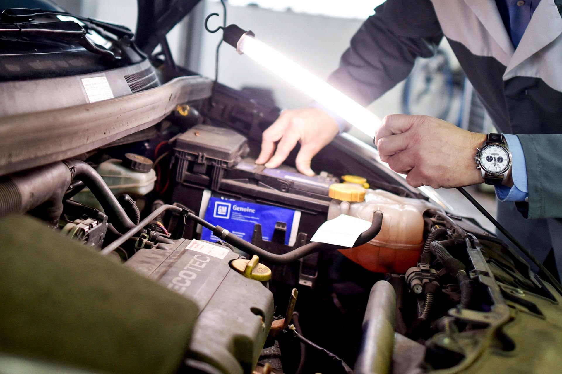 Fachkundiger Blick: Verliert das Auto Öl oder blinken Kontrollleuchten, ist vor der HU ein Besuch in der Werkstatt sinnvoll.
