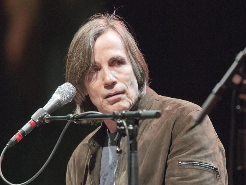 Auch Best Ager können sich in Lederjacke sehen lassen. US-Musiker Jackson Browne macht darin auch mit über 65 Jahren noch eine gute Figur. Foto: Gary Williams/EPA/dpa/Archiv