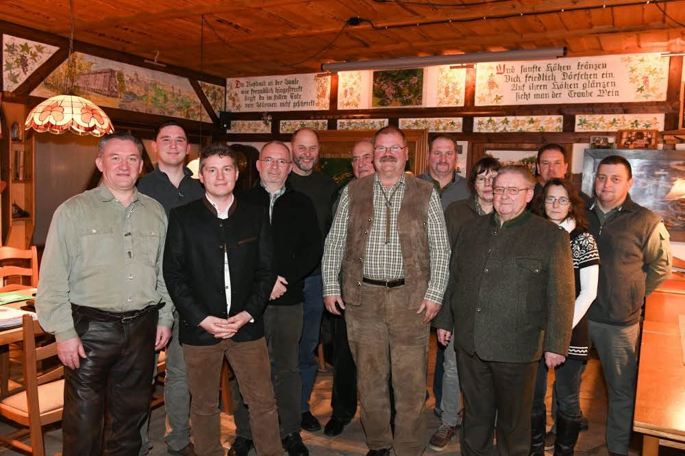 Der Vorstand der Jägerschaft Burgenlandkreis und die Leiter der Hegeringe nach ihrer Tagung in Roßbach: Gunter Baumgart (von links), Christian Bohn, Erik Fischer, Kilian Fritsch, Wolfram Hein, Gerold Rindfleisch, Jörg Transchel, Steffen Böttger, Ina Ritter, Jürgen Jahn, Steven Schimmler, Sabine Jork und Christian Theisel.