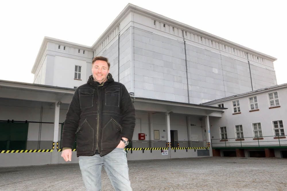 Lars Jansen vor dem Kühlhaus, das heute ein Lagerhaus ist.