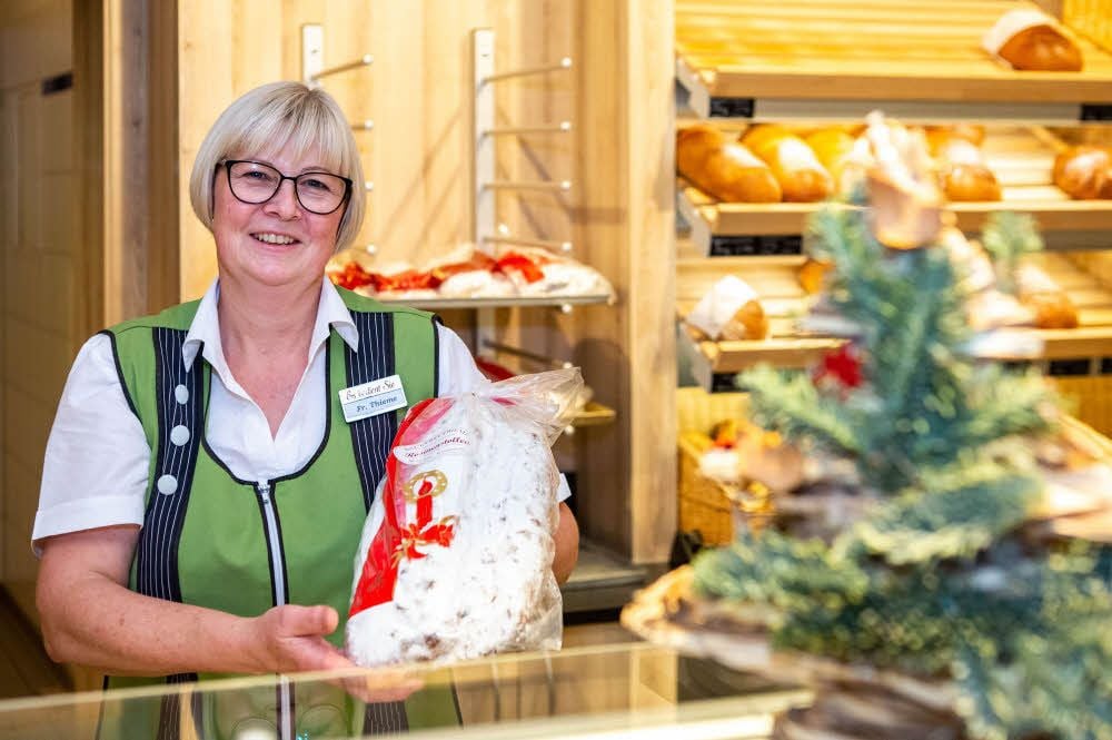 Petra Thieme verkauft den Stollen im Laden.