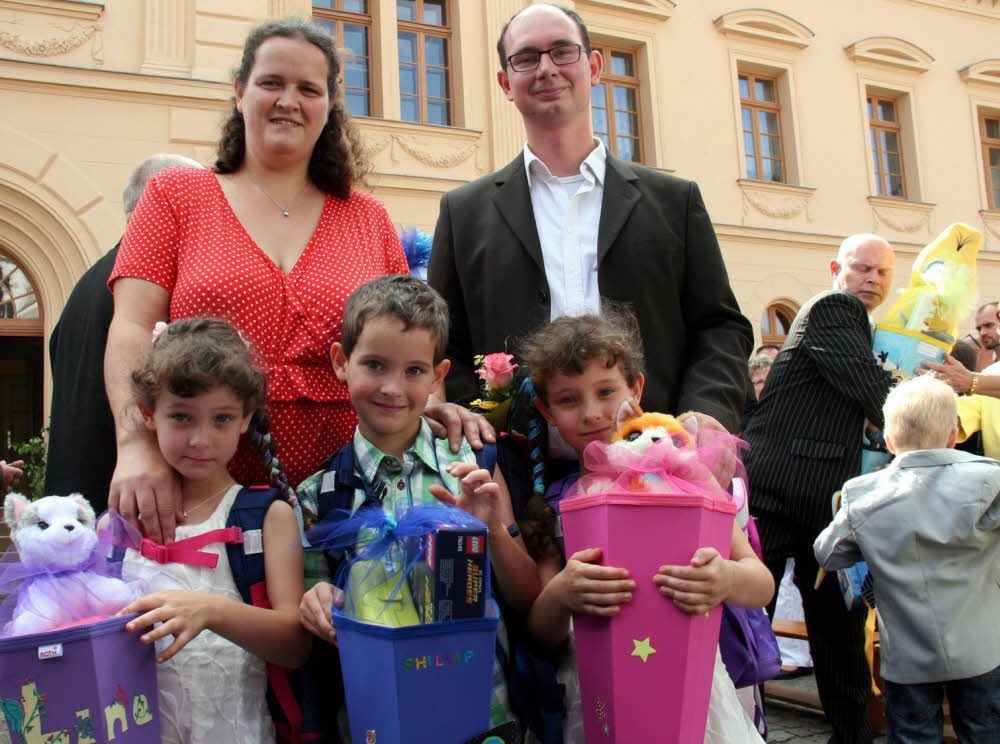 Schulanfang hoch drei bei Familie Benedix: Mutti Stephanie und Vati Jörg sind stolz, dass ihre Drillinge Laura, Philipp und Lina jetzt Schulkinder sind und ab diesem Montag in Annaburg lernen.