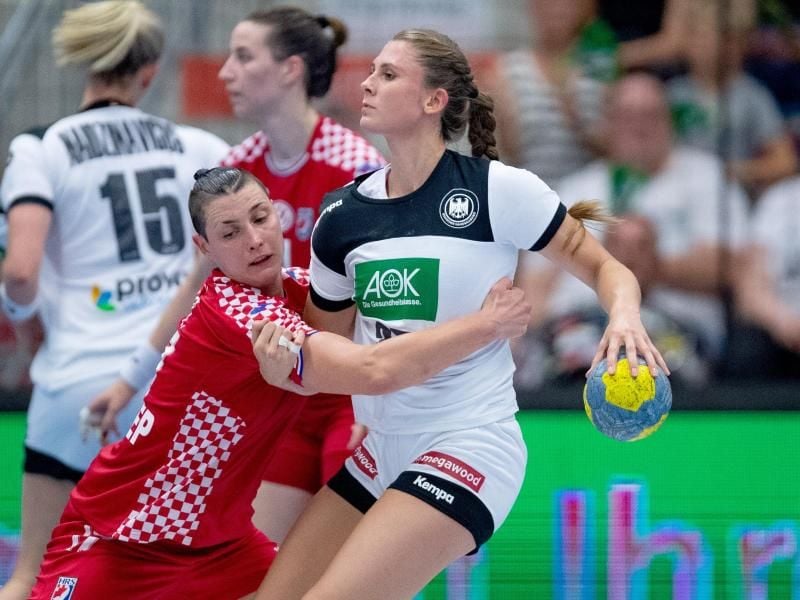 Alicia Stolle (r) erzielte sechs Tore für Deutschland. Foto: Guido Kirchner