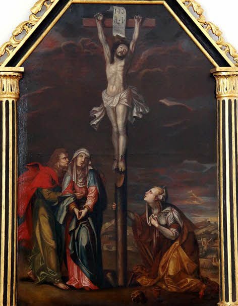 Das barocke Altarretabel aus der Klosterkapelle: Links vom Kreuz stehen Maria und Johannes. Auf der rechten Seite befindet sich Maria Magdalena.