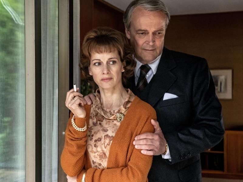 Else (Judith Rosmair) und Berthold Beitz (Sven-Eric Bechtolf) in einer Szene des Films „Das Geheimnis der Freiheit”. Foto: Wolfgang Ennenbach/WDR /dpa