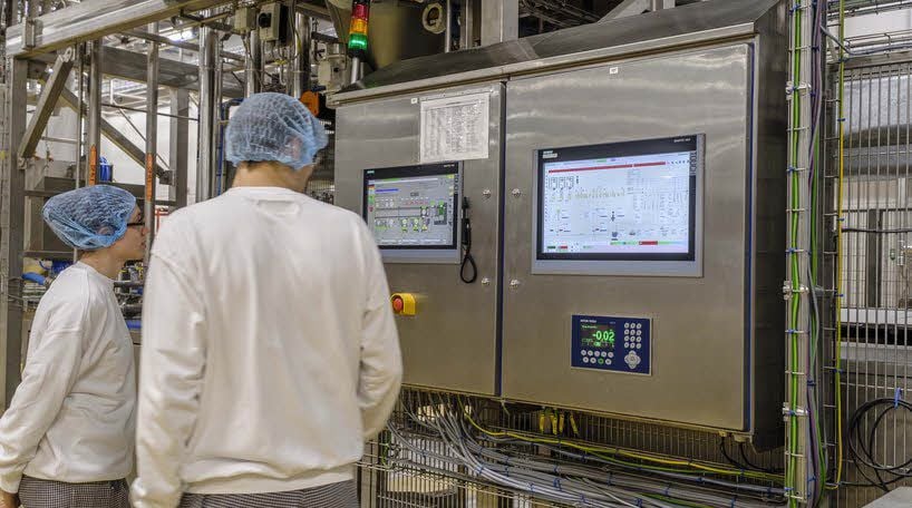 Modernes Backen: Janine Köllner und Martin Lang kontrollieren die Prozesse an der Steuereinheit einer der Linien.