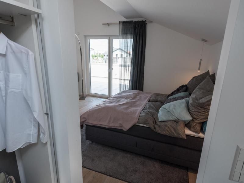 Feng-Shui-Regel: Wer im Bett liegt, sollte auf Tür und Fenster blicken können. Foto: Daniel Maurer/dpa-tmn