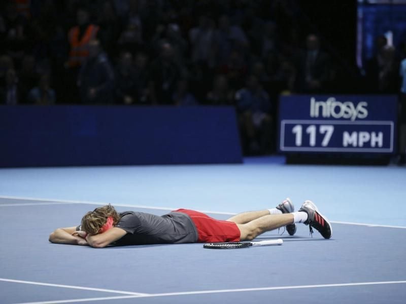 Nach dem größen Triump auf dem Boden: Alexander Zverev bei seinem Triumph bei den ATP Finals 2018. Foto: Tim Ireland/AP/dpa