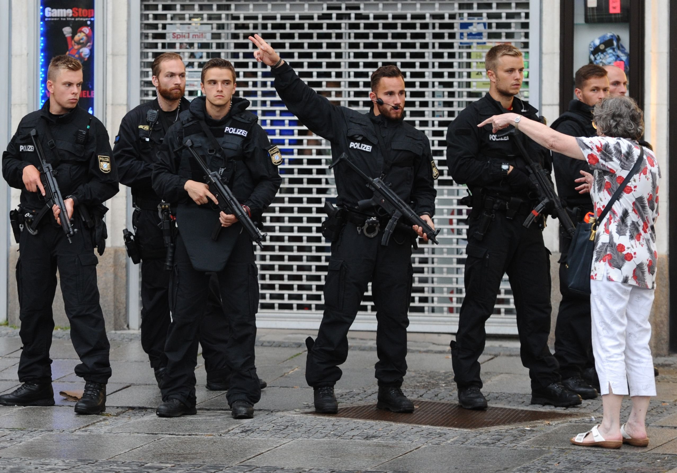 Polizisten geben verunsicherten Menschen Auskunft.
