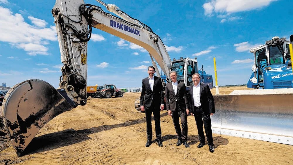 Projektleiter Daniel Werth (von links) sowie Michael Söding und Michael Junker vom Schaeffler-Vorstand sind begeistert vom Standort Halle.