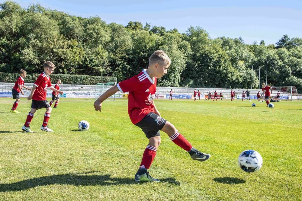 Die Kinder messen sich beim Schanzer-Abzeichen im Passen und im Schießen.