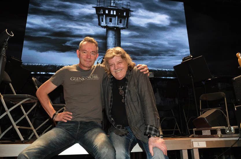 Mike Kilian von Rockhaus und Puhdy Dieter „Quaster“ Hertrampf sind beim Start der „Ostrock“-Tour im Steintor dabei.