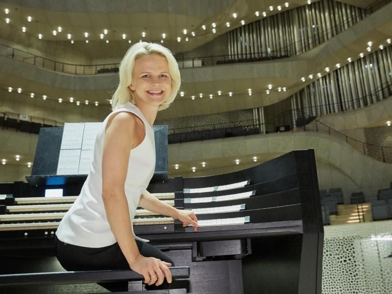 Die Titularorganistin Iveta Apkalna am Orgelspieltisch im Großen Saal der Elbphilharmonie. Foto: Georg Wendt