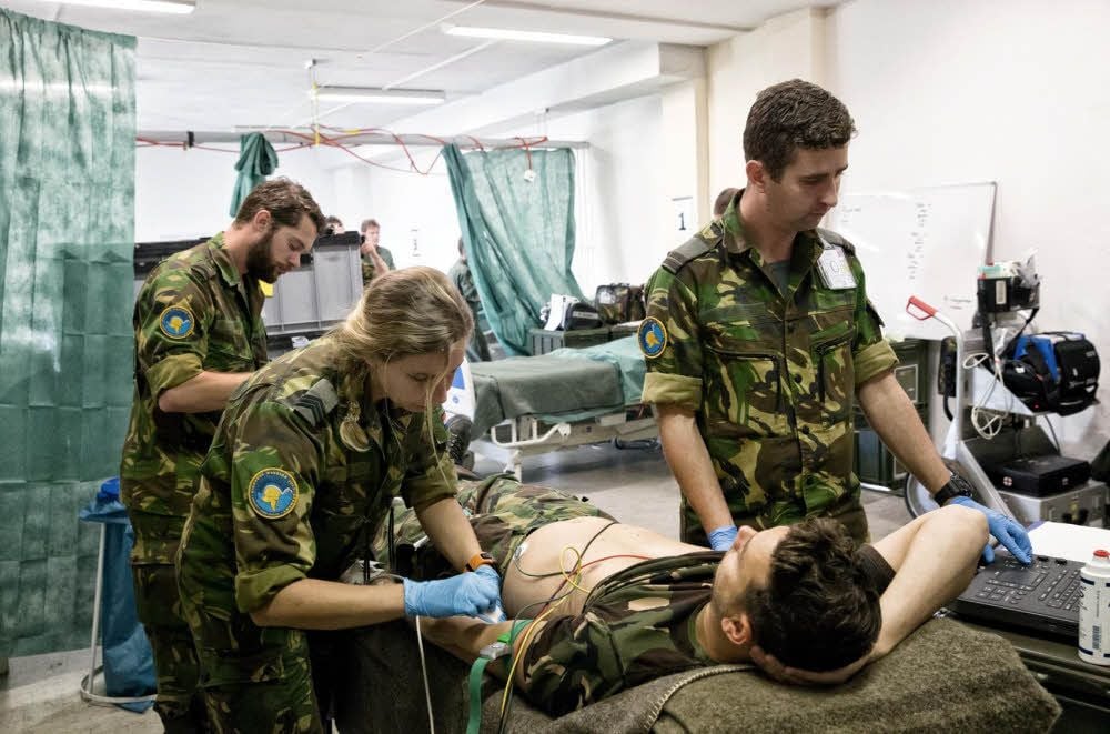 Ein „verletzter“ Soldat wird in Holzdorf durch niederländisches Sanitätspersonal auf seinen anstehenden Lufttransport vorbereitet.