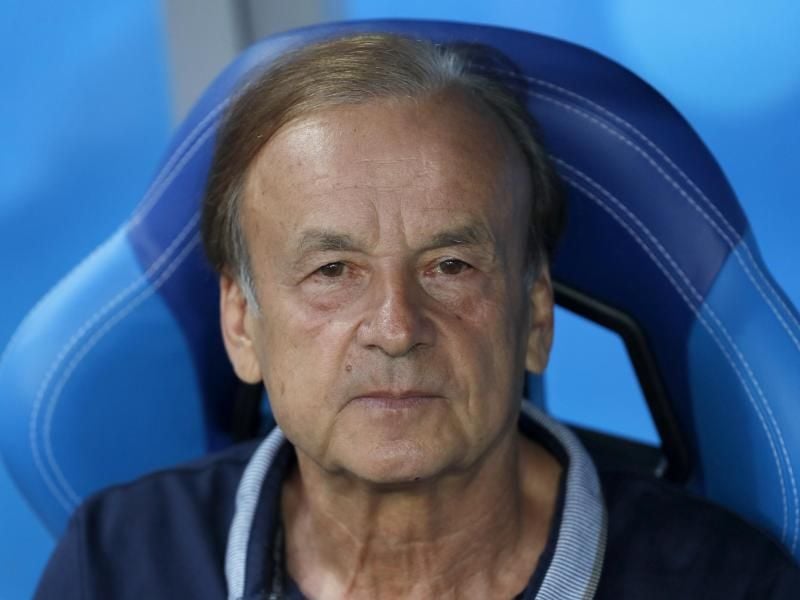 Trainer Gernot Rohr konzentriert sich voll auf das Weiterkommen mit Nigeria durch einen Sieg im Spiel gegen Argentinien. Foto: Darko Vojinovic/AP