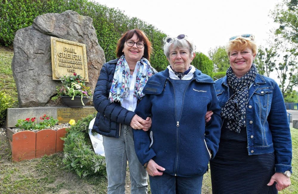 Die Enkelinnen Mirjam Bartl (l.) und Maud Henke nehmen ihre Mutter Inge Eckardt-Greifzu in die Mitte.