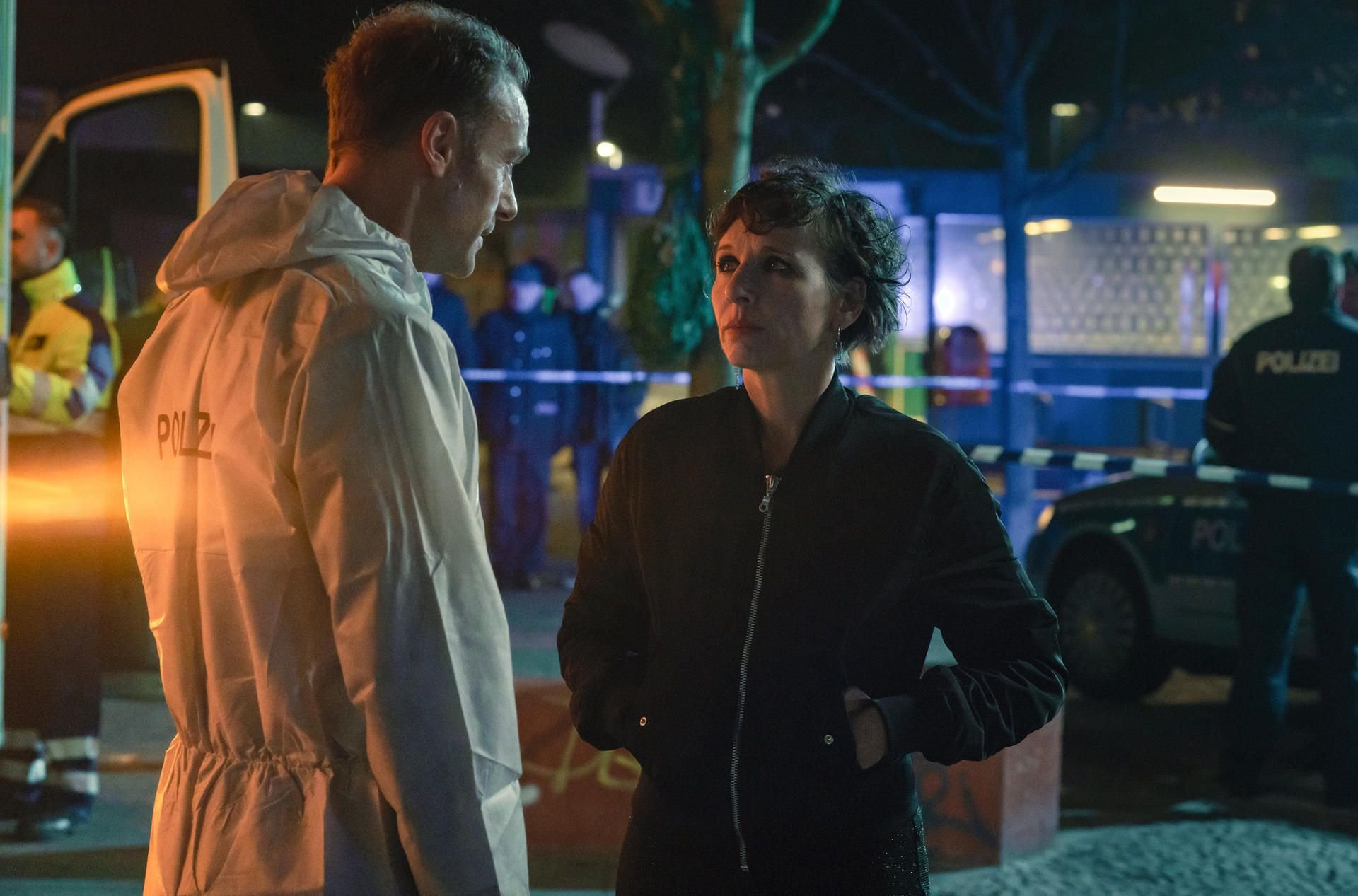 Die in Tränen aufgelöste Nina Rubin (Meret Becker) kann ihrem Kollegen Robert Karow (Mark Waschke) nicht bei der Tatortbegehung zur Seite stehen