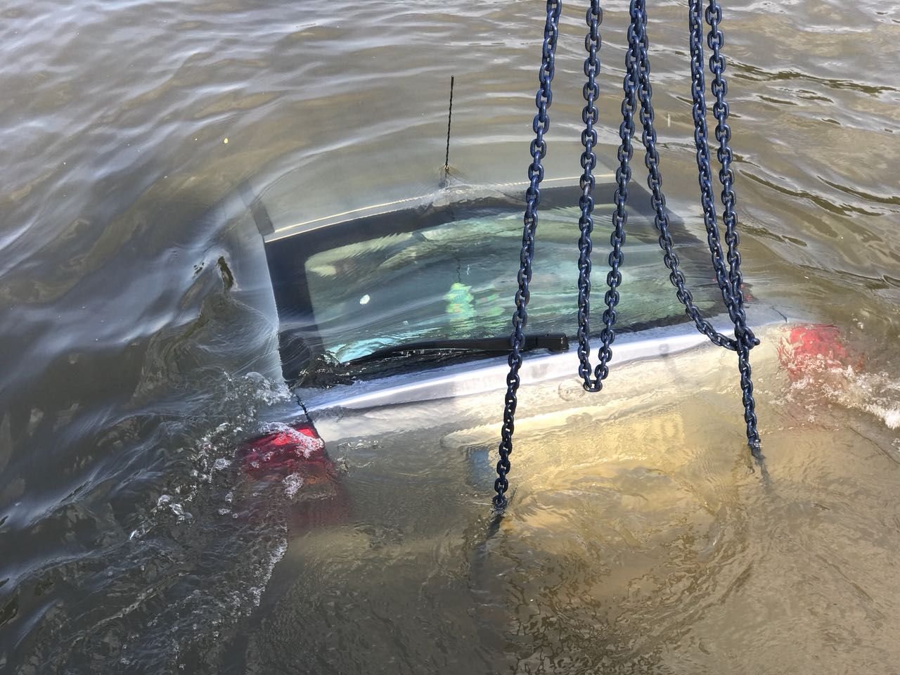 Das Auto wird aus der Saale geborgen.