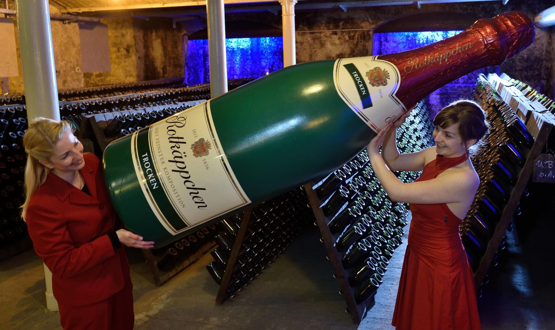 Der deutsche Sektmarktführer Rotkäppchen-Mumm steigt in den Onlinehandel und verstärkt in das Gastronomiegeschäft ein.
