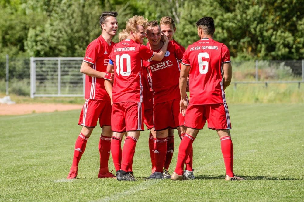 Freyburgs Kapitän Jonas Weise (Nummer 10) freut sich mit seinen Teamkollegen über den Siegtreffer im Unstrut-Derby gegen Laucha.