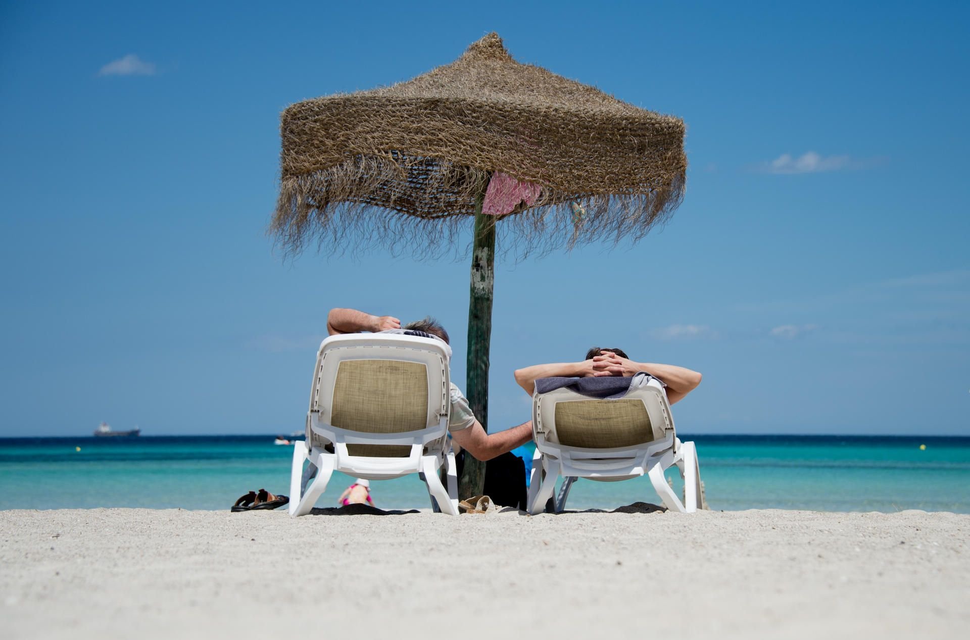 Urlauber am Strand.