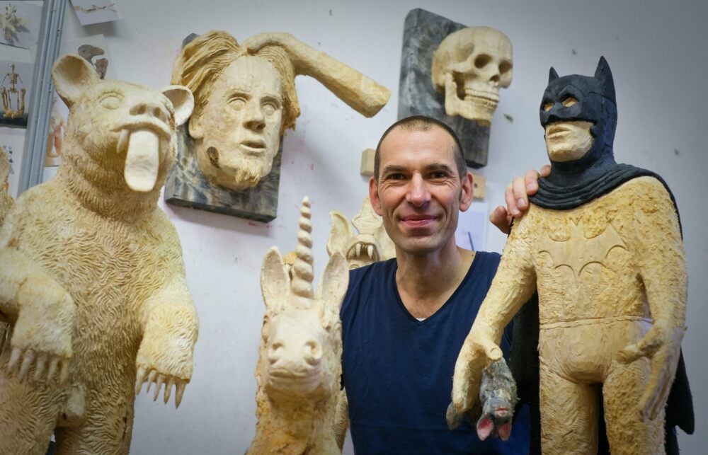 Tiere, Fabelwesen und dämonische Gestalten sind das Markenzeichen von Jan Thomas. In Wiesbaden , Rüsselsheim und Österreich waren Ausstellungen geplant, die nun verschoben sind.