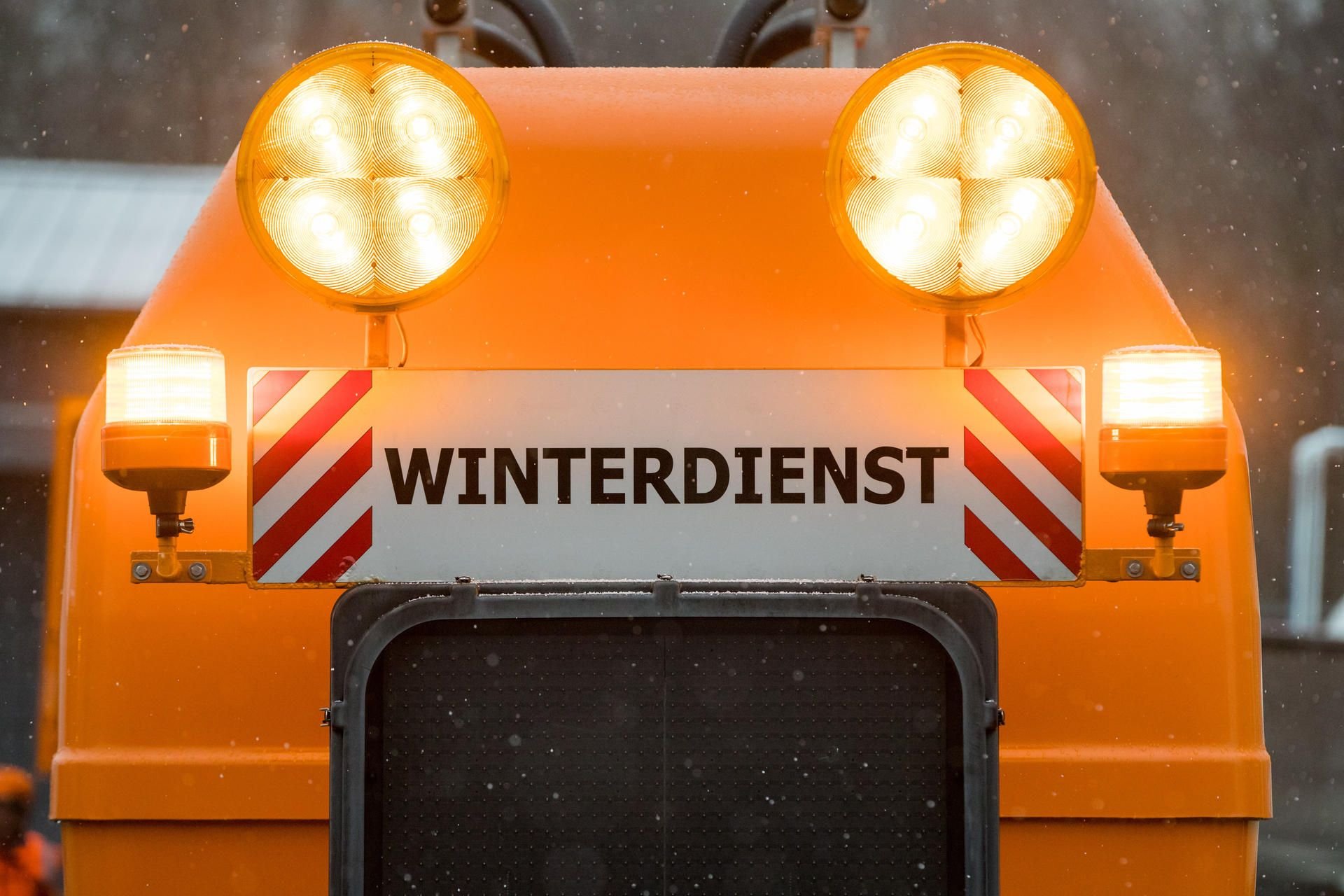 Auf einem Einsatzfahrzeug steht „Winterdienst".