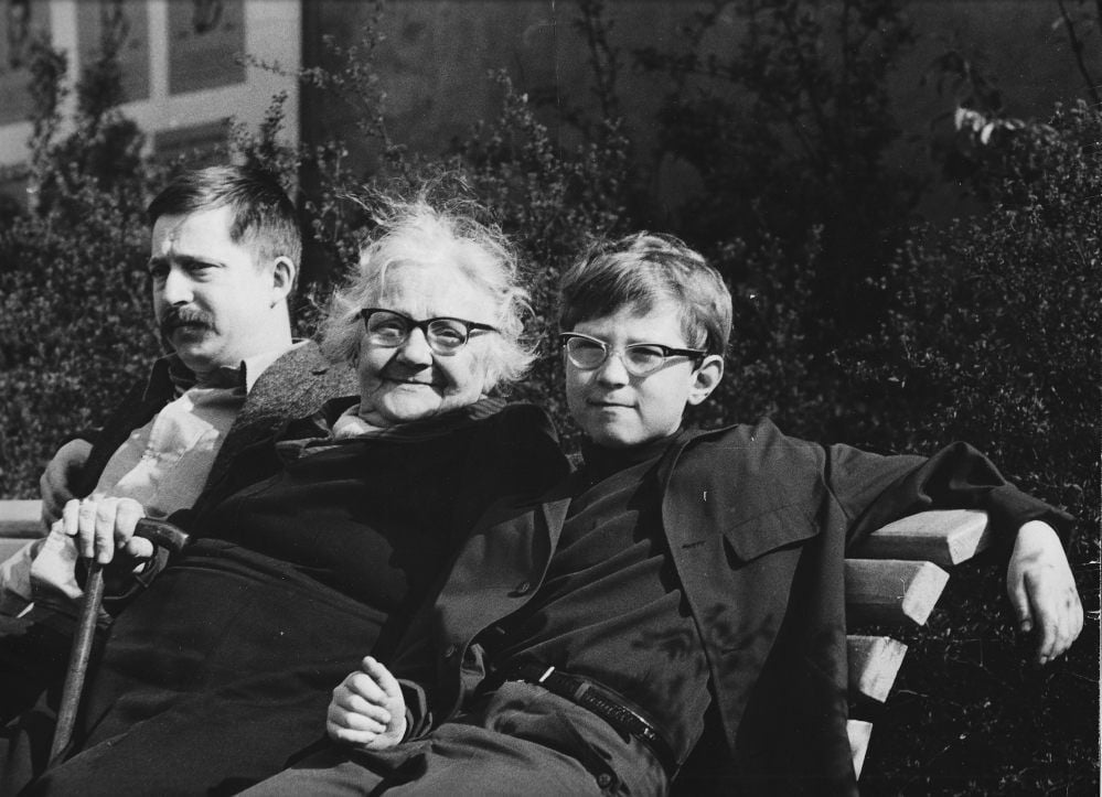 Westbesuch von Oma Meume: Martha Dietrich um 1970 in der DDR zwischen Enkel Wolf Biermann (links) und dessen Ziehsohn Manuel Soubeyrand, heute Intendant der Neuen Bühne Senftenberg