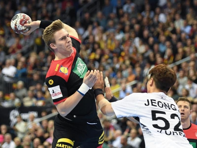 Geht künftig für Flensburg-Handewitt auf Torejagd: Nationalspieler Franz Semper (l). Foto: Soeren Stache