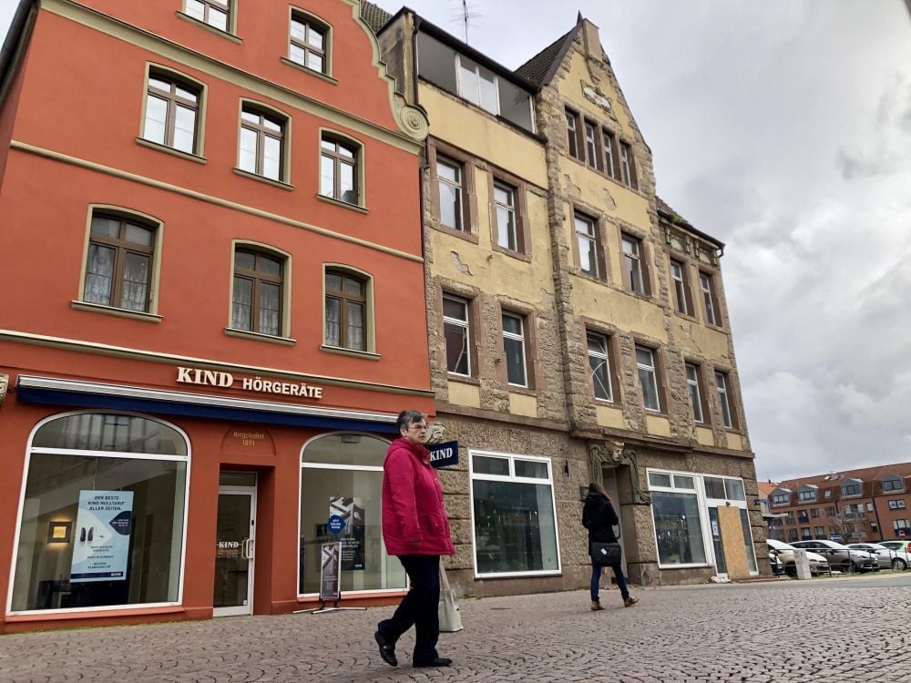 Eine gefährliche Adresse: Burgstraße 39, Bitterfeld. Anders als beim sanierten Nachbarhaus haben die Zustände den Kreis auf den Plan gerufen.