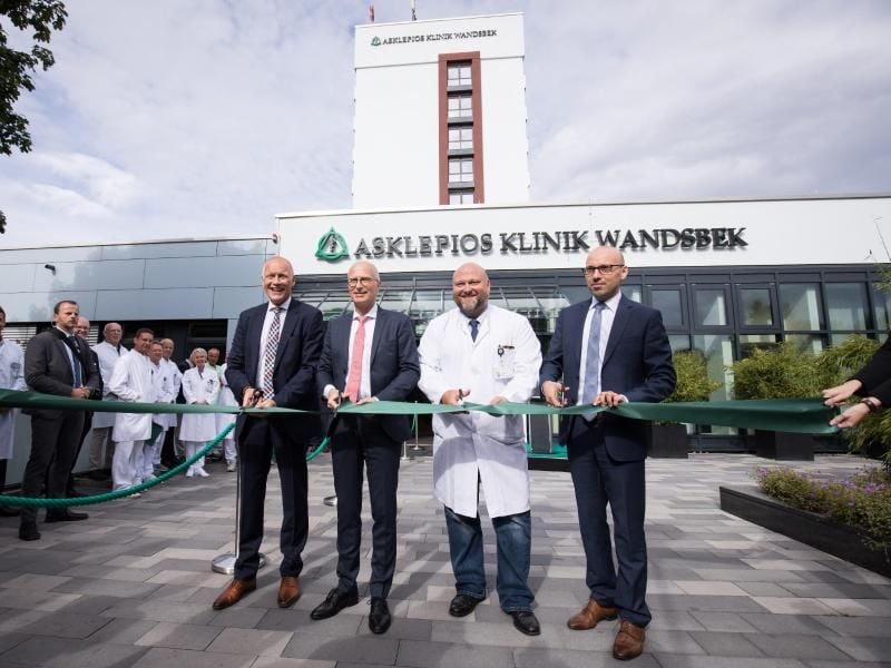 Peter Tschentscher (2. v. l.) mit Thomas Wolfram, Lars Marquardt und Rene George (l-r) von den Asklepios Kliniken. Foto: Christian Charisius