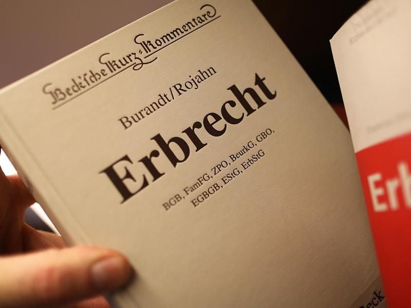 Das Erbrecht regelt, wer den Besitz eines Verstorbenen erhält. Foto: Oliver Berg/dpa