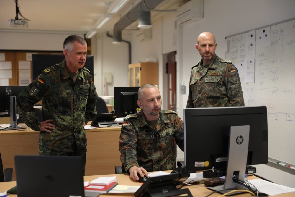 Generalstabsarzt Dr. Stephan Schmidt (l.) berät sich mit Oberstarzt Dr. Kai Schmidt (r.) und einem Soldaten am Weißenfelser Standort der Bundeswehr.