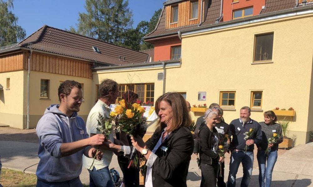 Blumen fürs Team überreicht als Dankeschön Sigrun Leine.