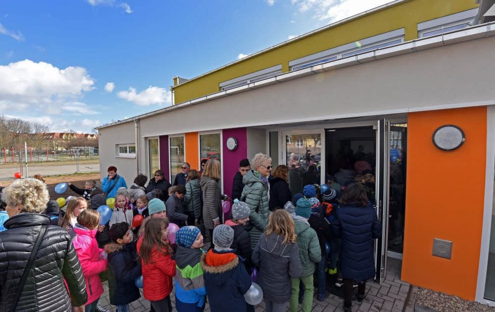 Die Grundschüler nehmen die neue Halle in Besitz.