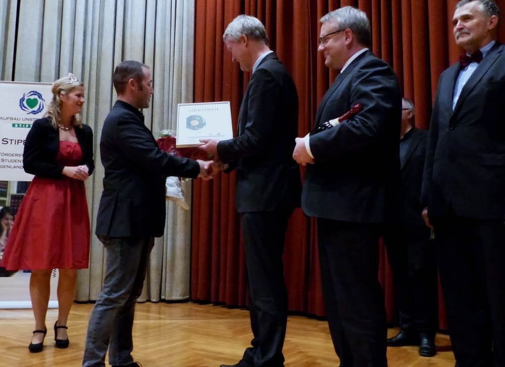 Gratulation für den Geschäftsführer der Firma Auto Richter in Eckartsberga durch Thomas Pleye, Landrat Götz Ulrich, den 1. Beigeordneten Dieter Engelhardt (v.l.) und Weinkönigin Jenny Meinhardt.