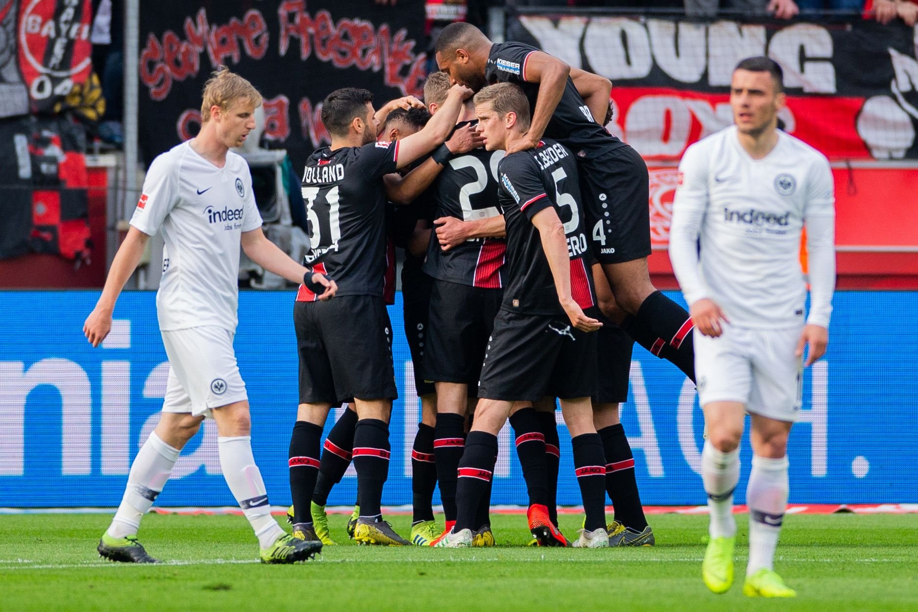 Die Leverkusener bejubeln eines ihrer sechs Tore gegen Frankfurt.