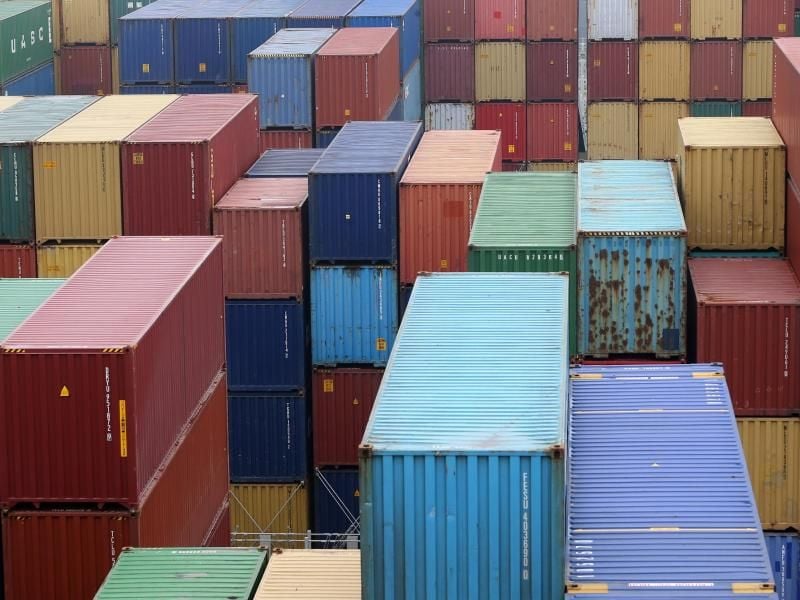 Container werden am Burchardkai verladen. Foto: Christian Charisius/Archiv