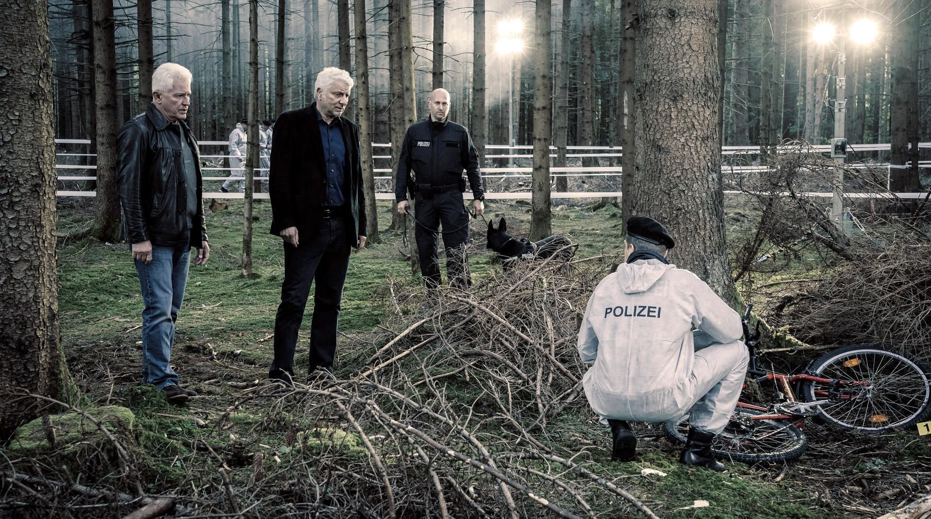 Ivo Batic (Miroslav Nemec, l.) und Franz Leitmayr (Udo Wachtveitl) am Fundort der Leiche.