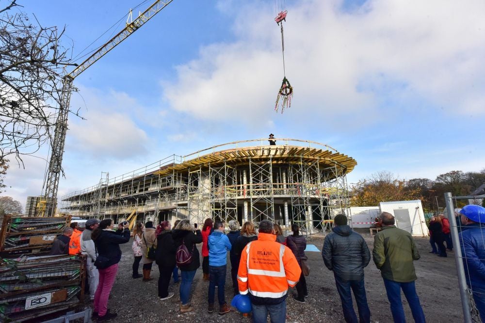 Über dem Neubau der Kindertagesstätte in der Essener Straße schwebt jetzt der Richtkranz.
