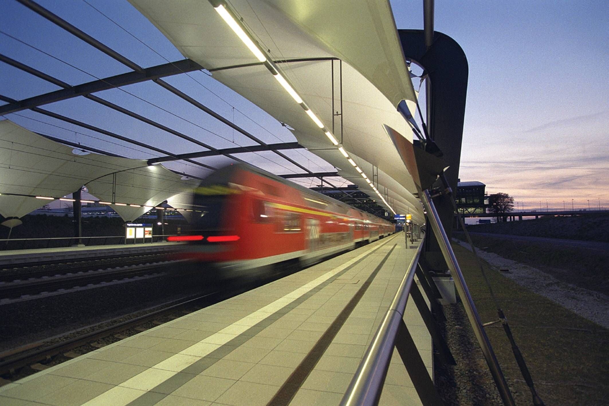 Ein Zug der Deutschen Bahn passiert den Bahnsteig am Flughafen Leipzig/Halle.