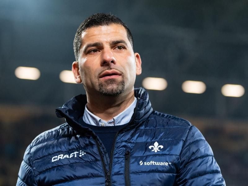 Darmstadts Trainer Dimitrios Grammozis steht vor Beginn des Spiels im Stadion. Foto: Robert Michael/dpa-Zentralbild/dpa/Archivbild