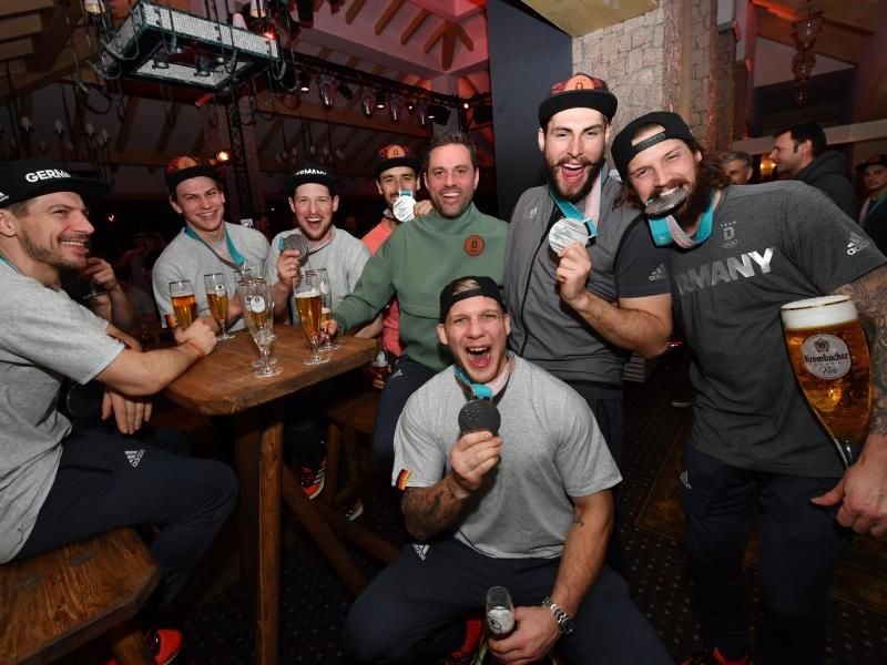 Das deutsche Eishockeyteam feiert im Deutschen Haus die Silbermedaille. Foto: Peter Kneffel