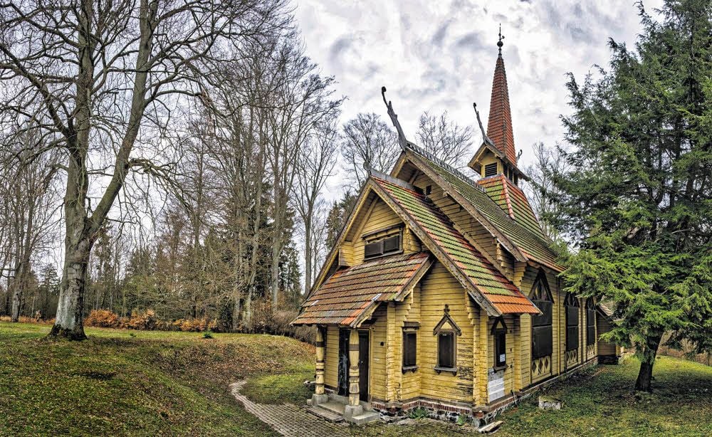 Seit 1905 steht die Stabkirche im Wald bei Stiege (Harz). Nun soll sie umziehen.