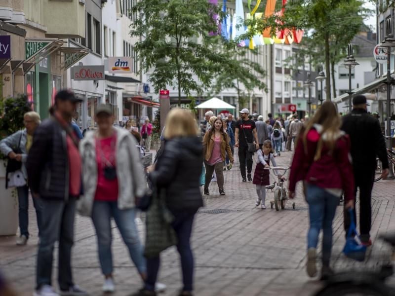 Menschen in einer Einkaufszone in der Berliner Straße in der Innenstadt von Gütersloh. Foto: David Inderlied/dpa