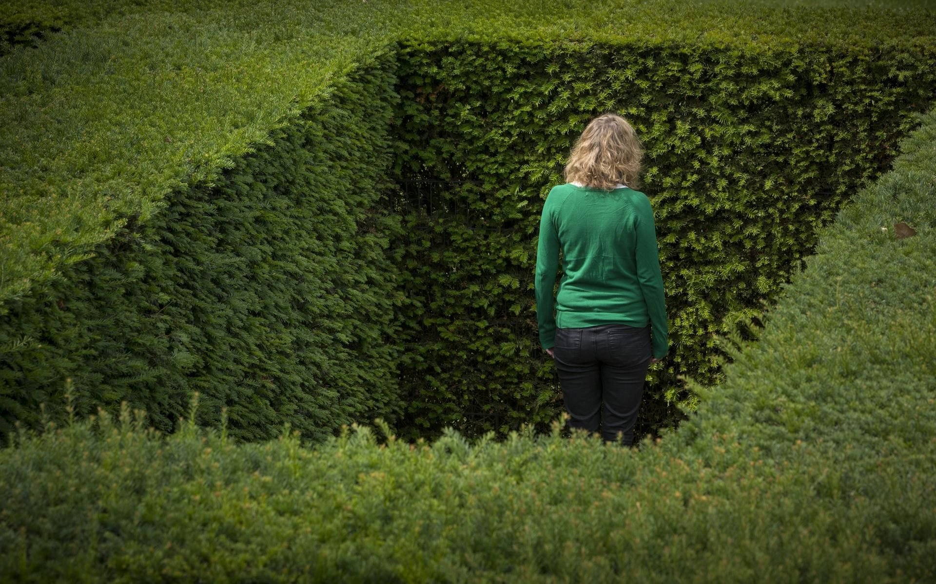 Eine Frau im Irrgarten