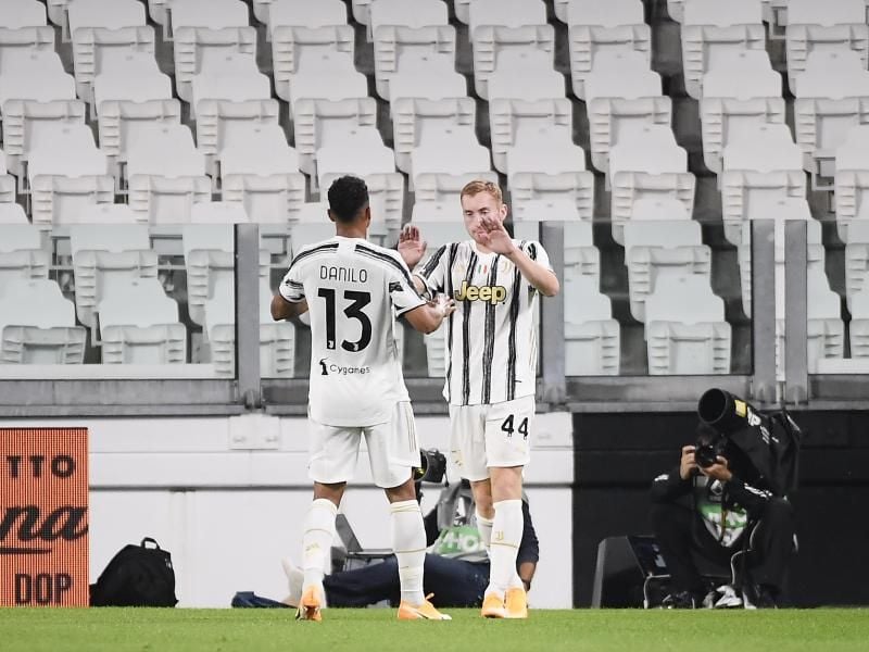 Juves Dejan Kulusevski (r) freut sich mit Teamkollege Danilo über sein Tor zum 1:0. Foto: Marco Alpozzi/LaPresse via ZUMA Press/dpa