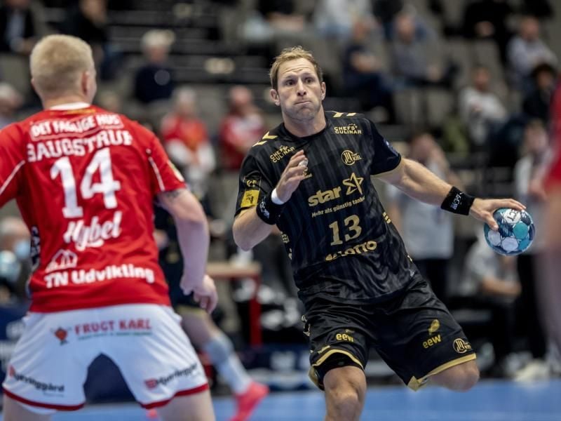 Steffen Weinhold (r) feierte mit dem THW Kiel einen souveränen Sieg in Aalborg. Foto: Rene Schutze/Ritzau Scanpix/AP/dpa
