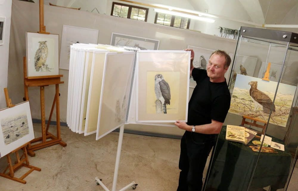 Bernhard Just hat die Bilder Friedhelm Weicks nach Köthen geholt. Nun sind sie in der Köthen-Information im Schloss zu sehen.