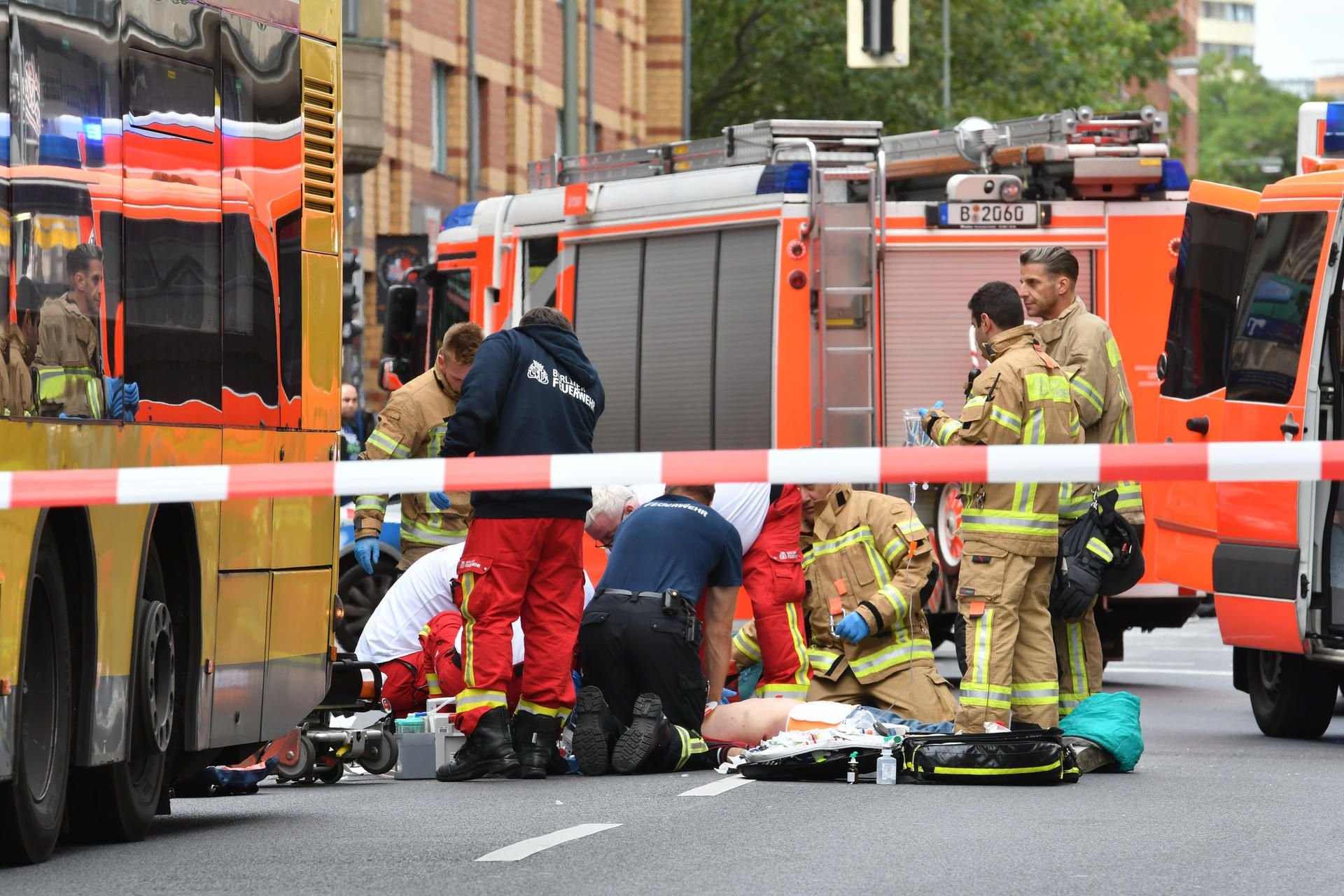 Einsatzkräfte der Feuerwehr und Sanitäter versuchen in Berlin auf der Rudi-Dutschke-Straße einen Mann zu reanimieren.